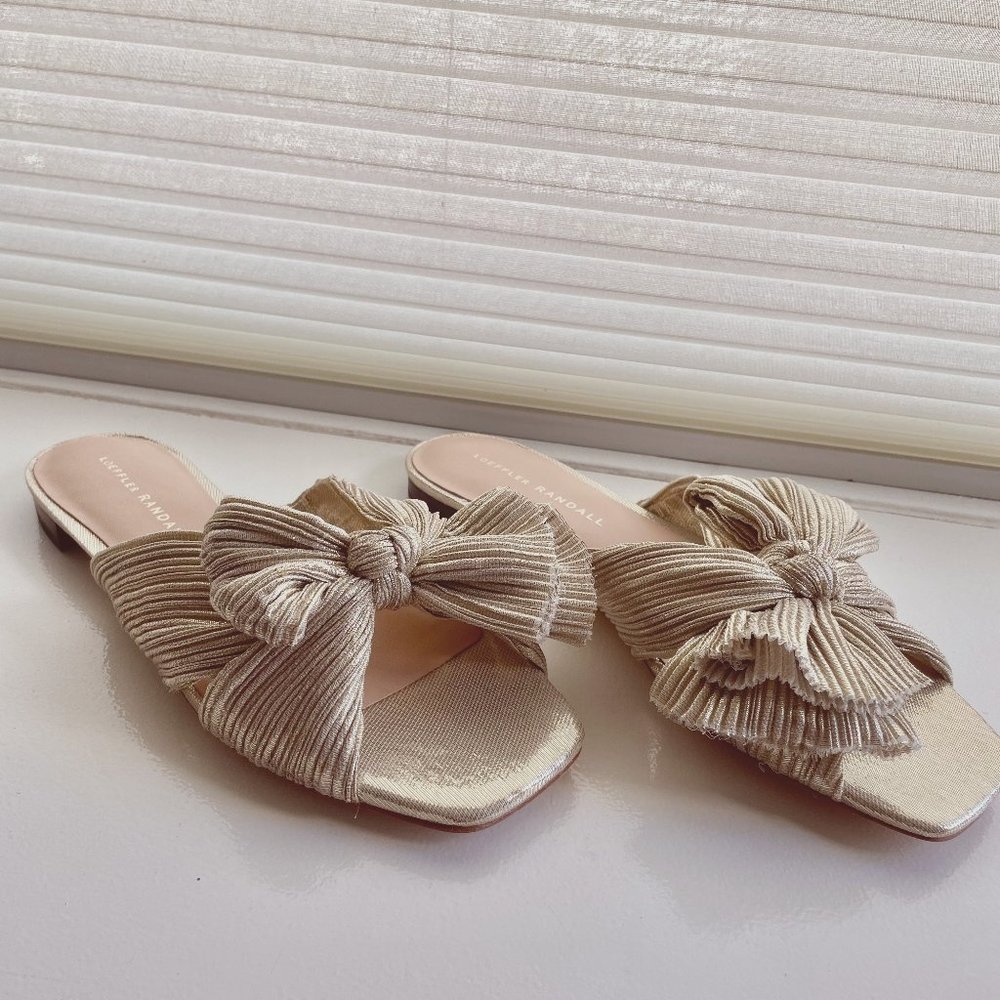 BRAND NEW, never worn LOEFFLER RANDALL Daphne Platinum Metallic slides- Size 7